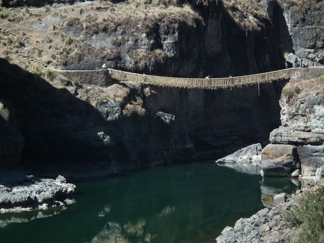 Depuis l'époque des Incas, ils reconstruisent chaque année le pont Q'eswachaca !